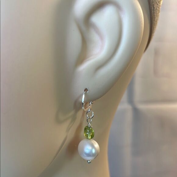 Beautiful White Freshwater Pearl & Peridot Earrings 925 Sterling Silver Lever - Picture 1 of 7